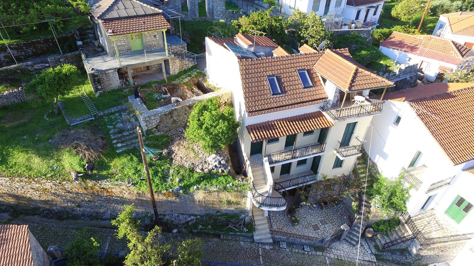 Εναέρια θέα στο συγκρότημα διαμερισμάτων και το σπίτι προς πώληση στην Ιφάκα της Ελλάδας, Κιόνι