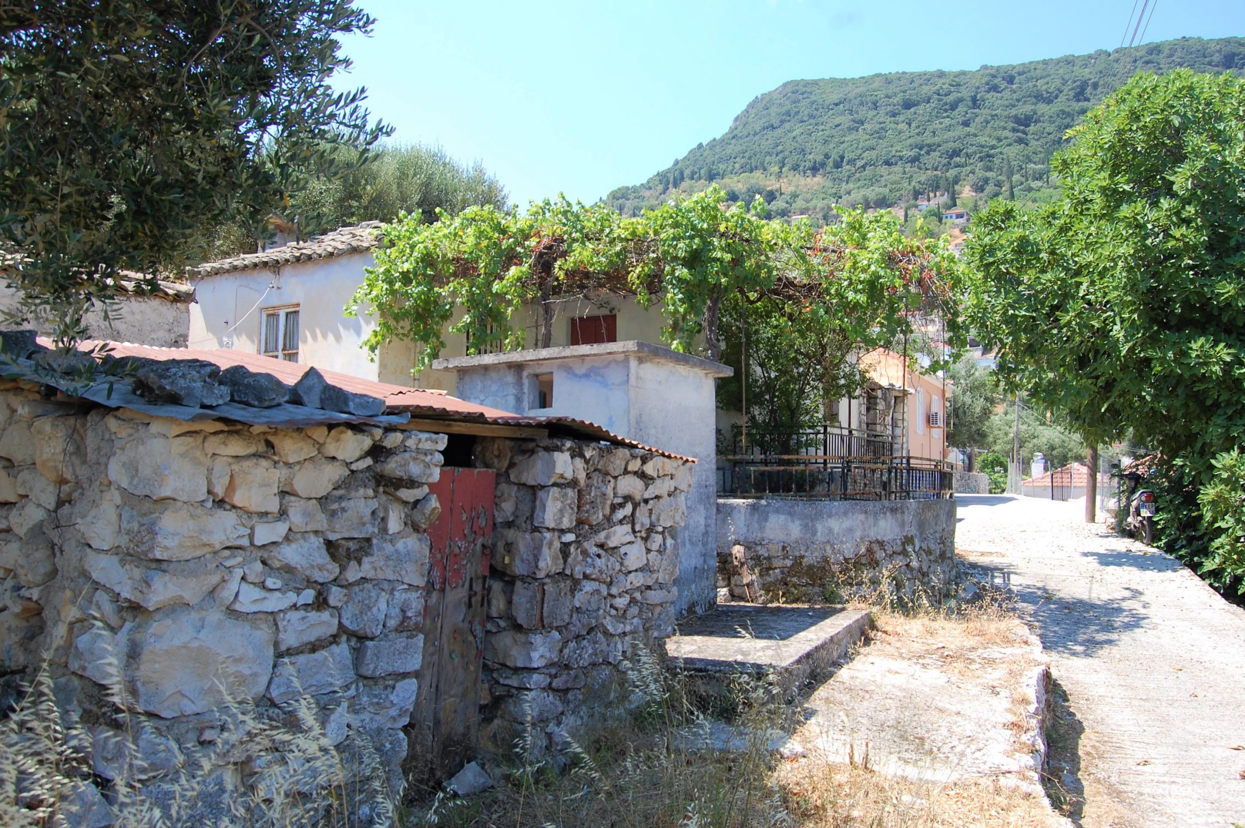 Πίσω μέρος του σπιτιού προς πώληση στην Ιθακωβά Ελλάδα, Περαχώρι