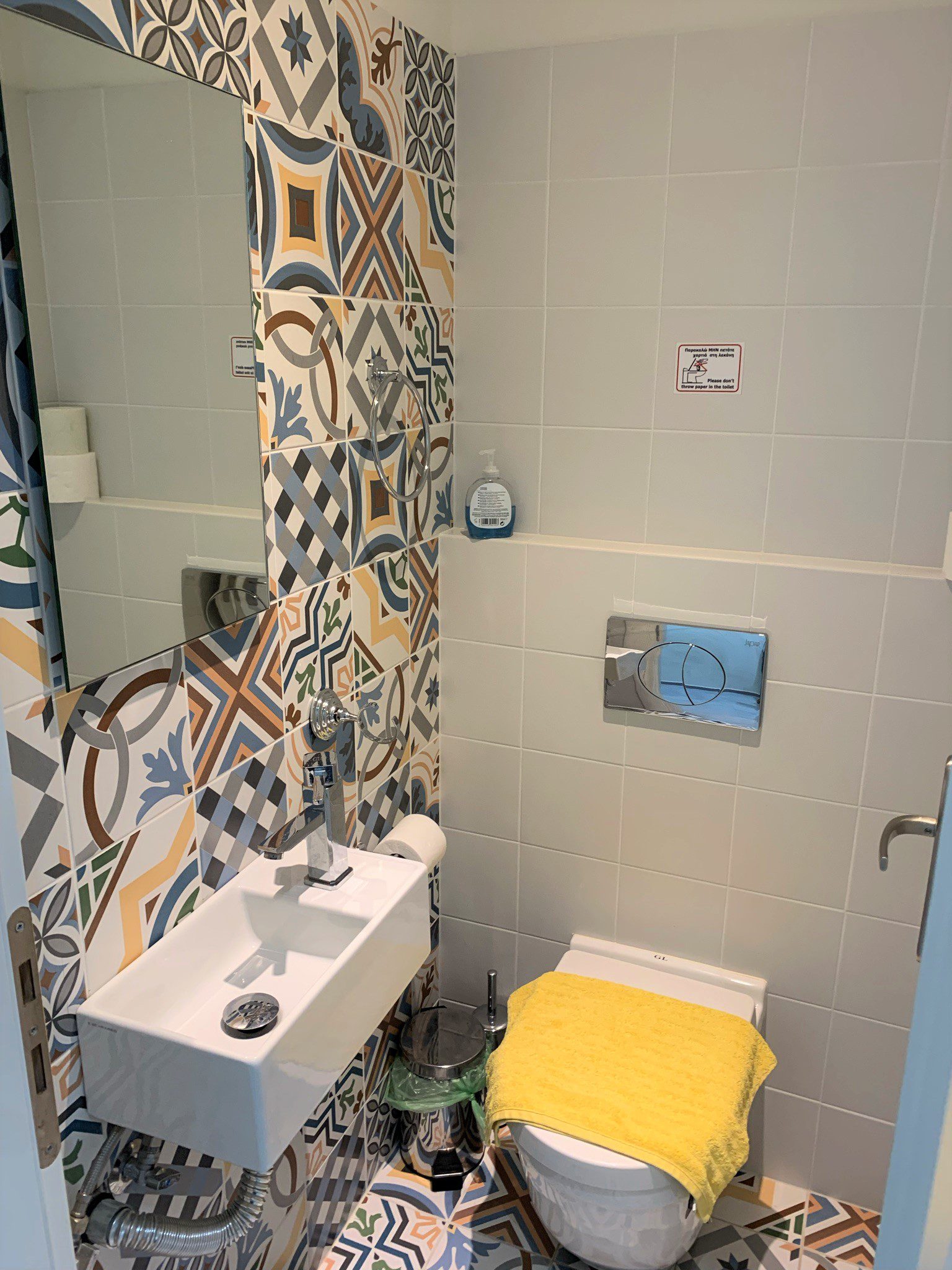 Μπάνιο ενοικιαζόμενου διαμερίσματος στην Ιθάκα, Φρίκες