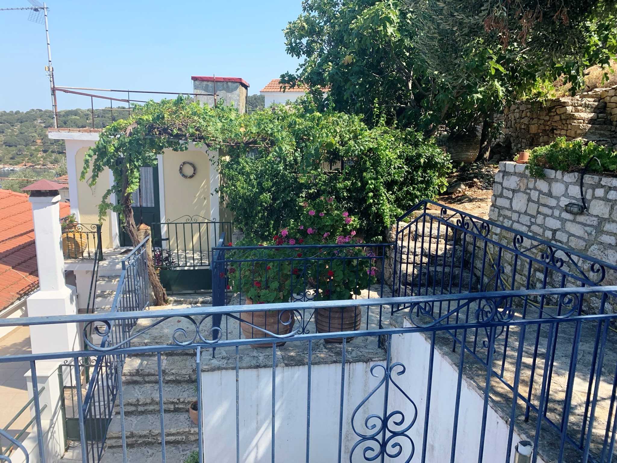 Κορυφαία βεράντα του σπιτιού προς ενοικίαση στην Ιθάκα Ελλάδα, Κιόνι