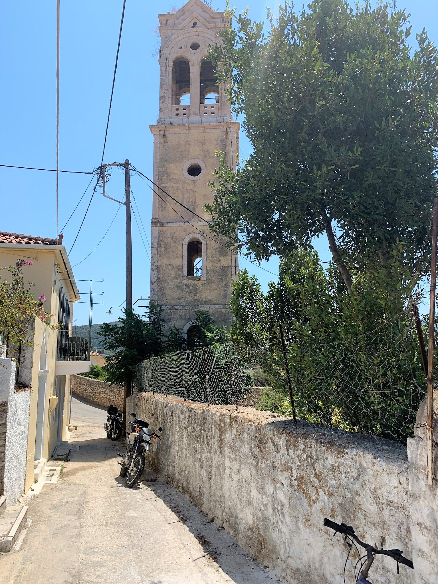 Άποψη της εκκλησίας από ερείπια προς πώληση στη Θάκα Ελλάδας, Βαθύ