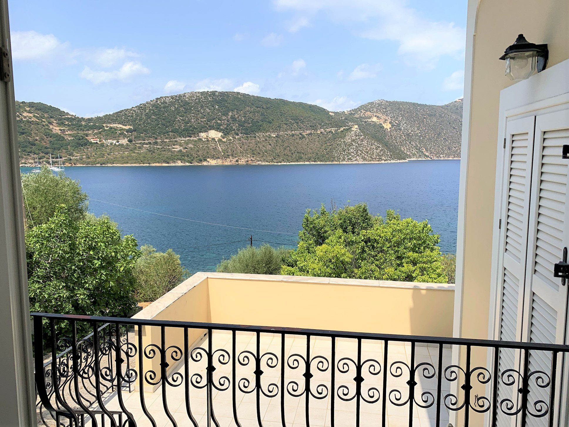 Θέα στη θάλασσα από μπαλκόνι κατοικίας προς πώληση Ιφάκα Ελλάδα, Αέτος