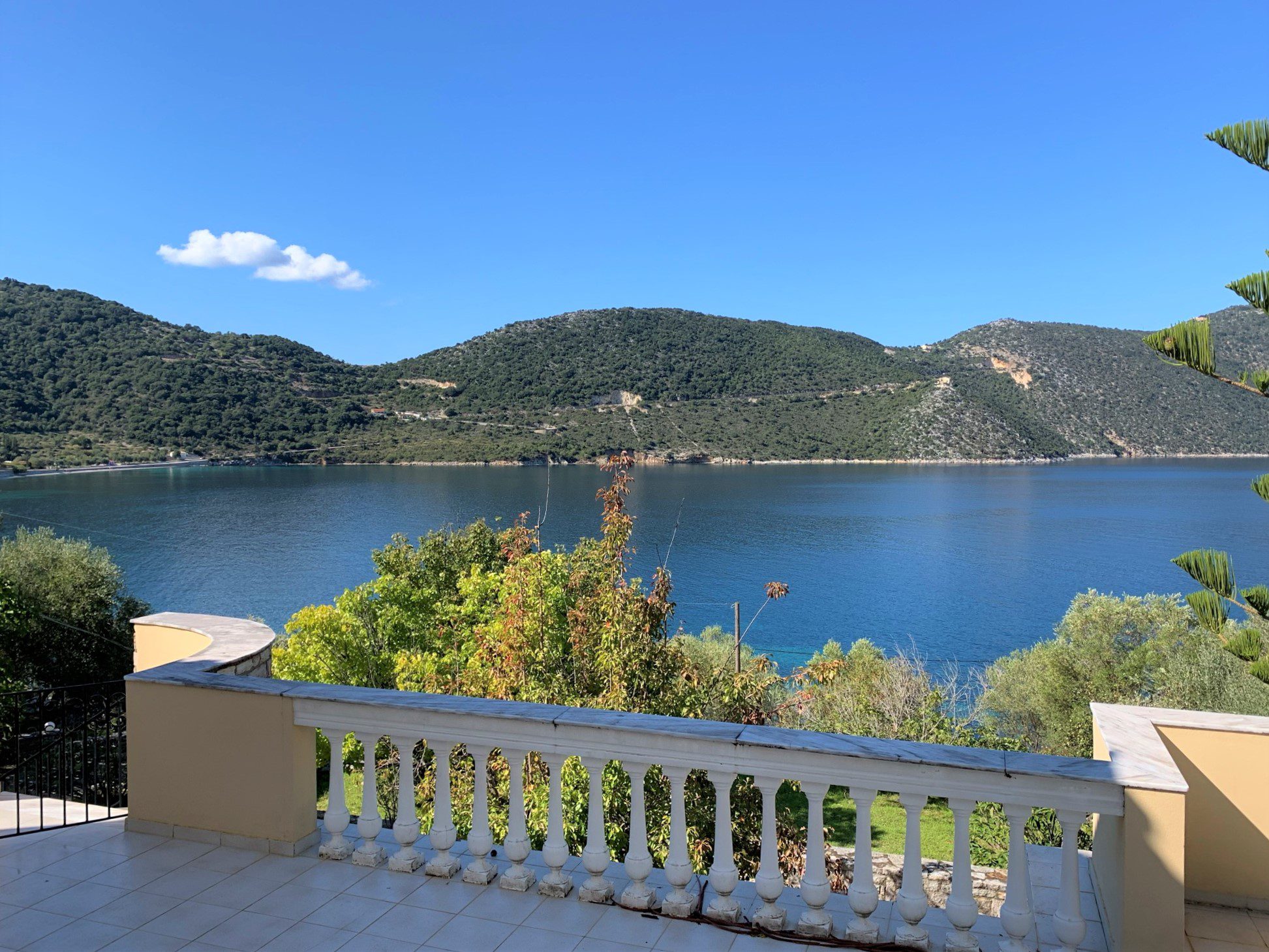Θέα από μπαλκόνι κατοικίας προς πώληση Ιφάκα Ελλάδα, Αέτος