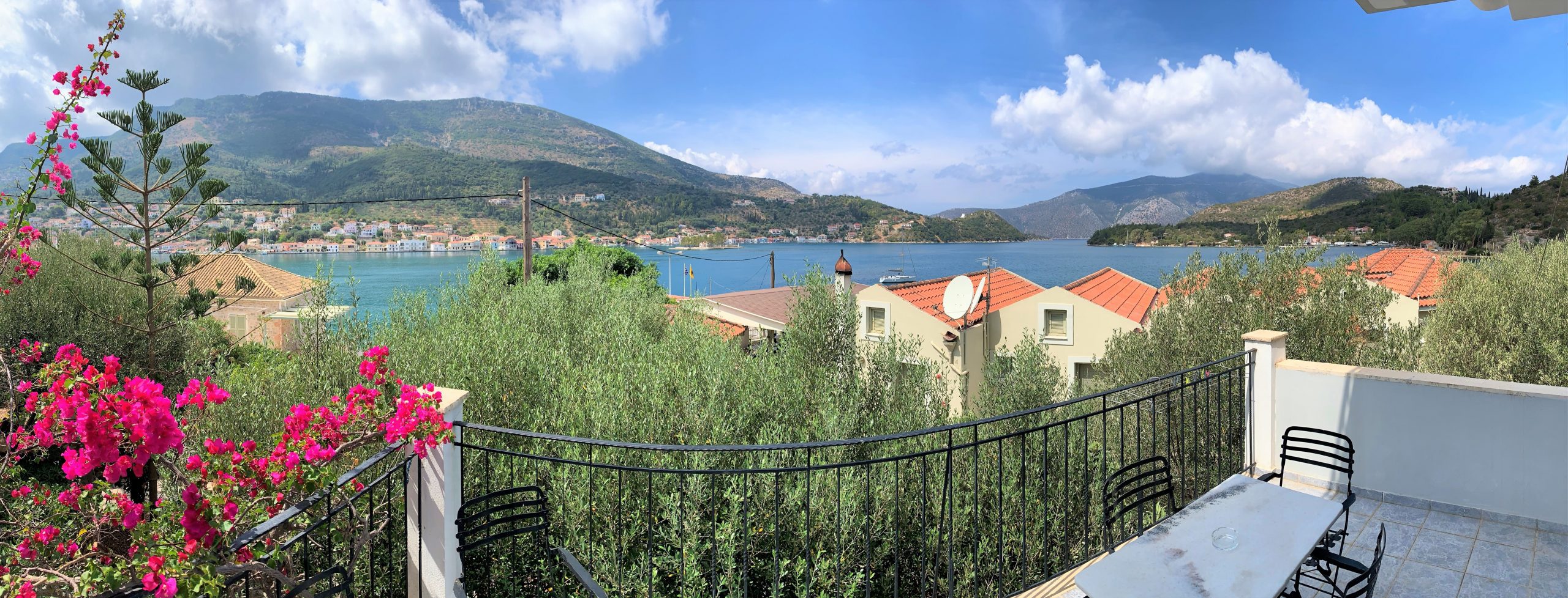 Θέα από το επάνω μπαλκόνι του σπιτιού προς πώληση, Ιθάκα Ελλάδα, Βαθύ