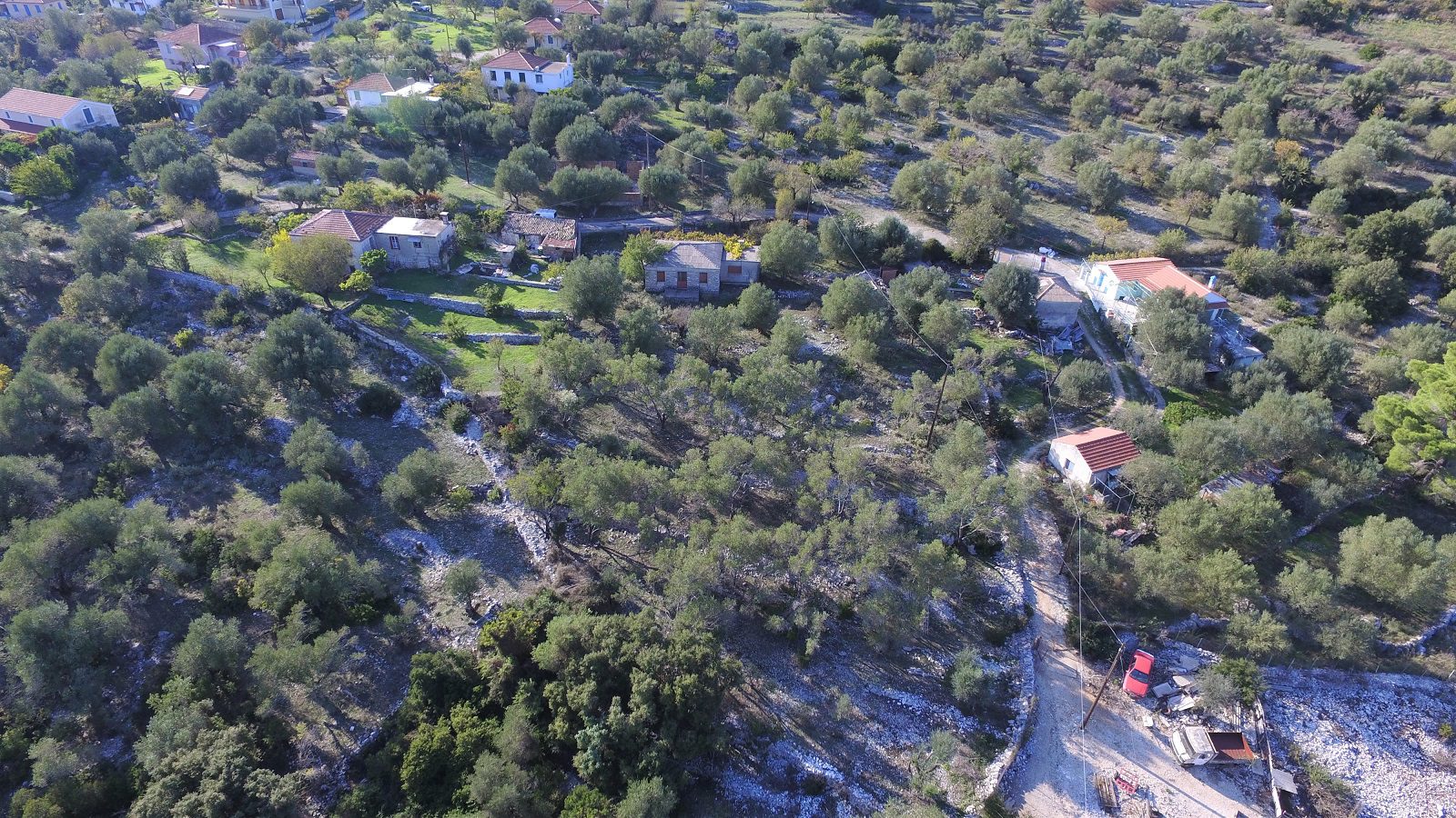 Εναέρια άποψη του σπιτιού και της γύρω γης προς πώληση Ιθάκια Ελλάδα, Σταυρός