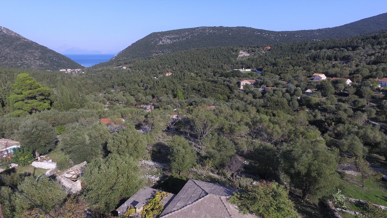 Εναέρια άποψη του σπιτιού και της γύρω γης προς πώληση Ιθάκια Ελλάδα, Σταυρός