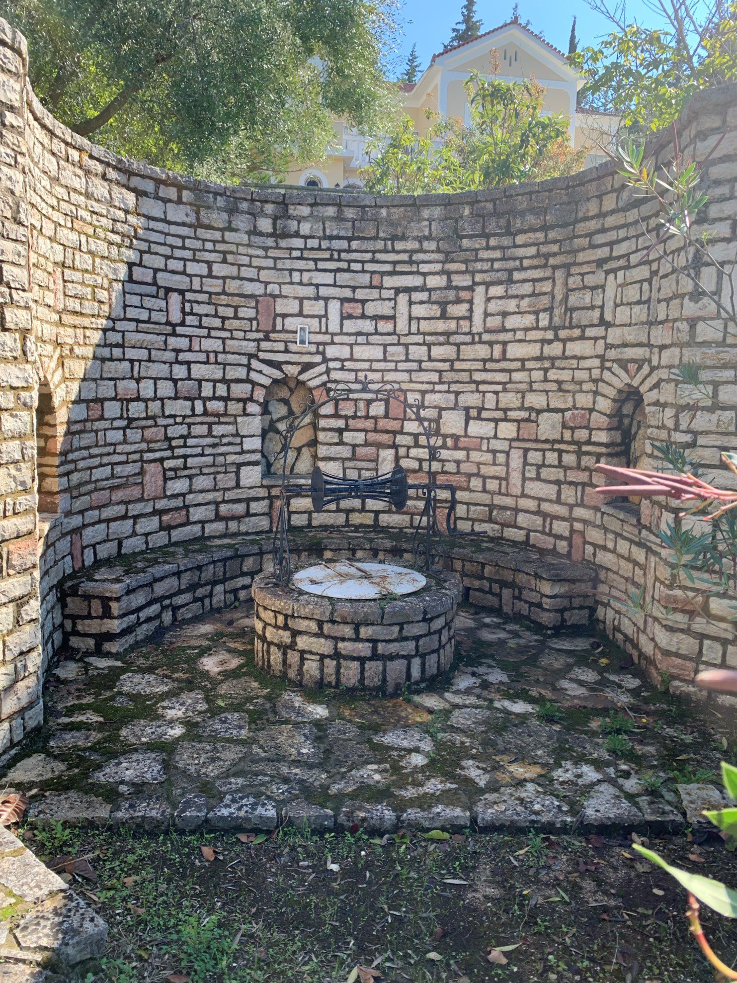Decorative well outside of house for rent on Ithaca Greece, Brosta Aetos