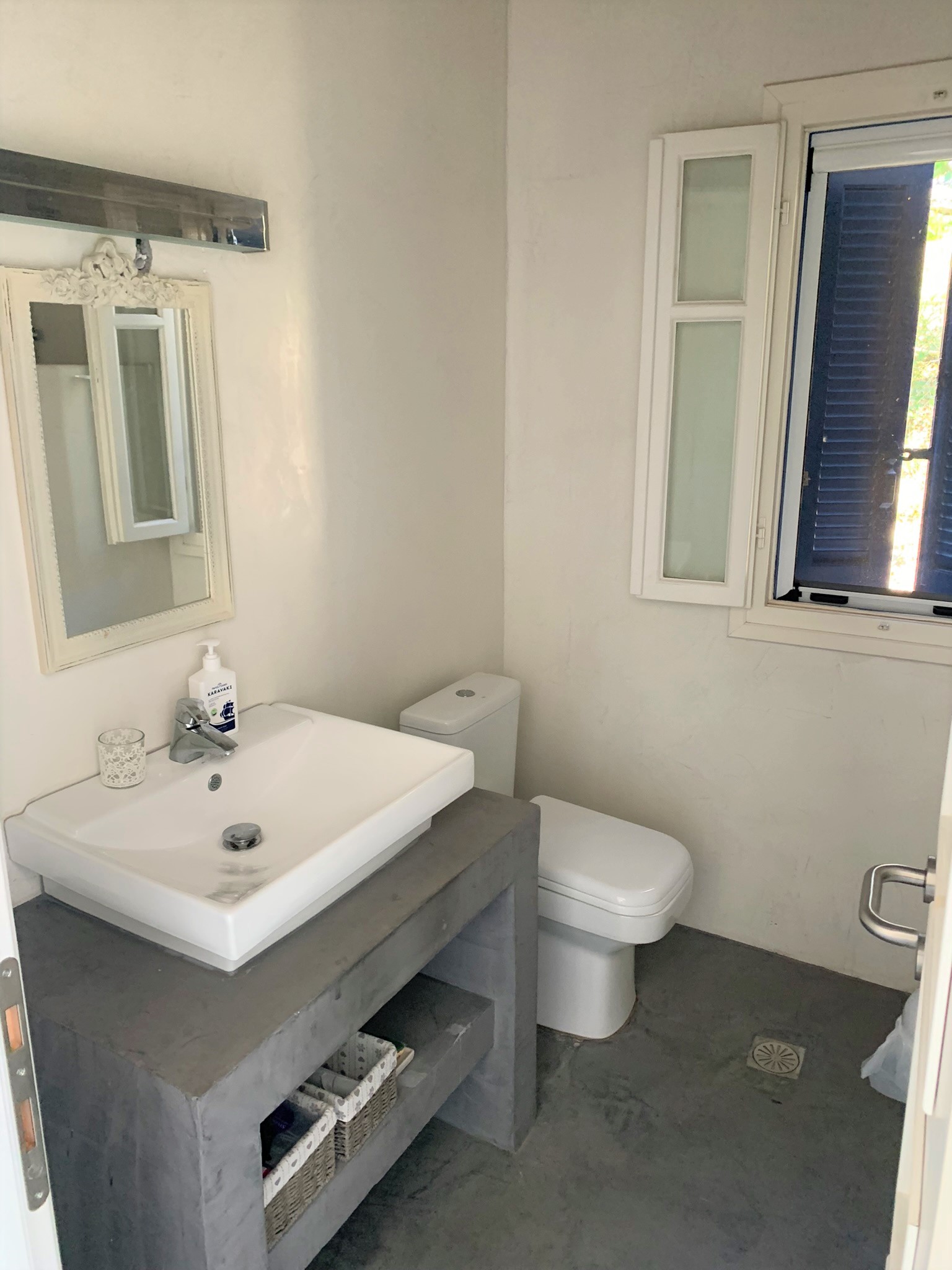 Bathroom of house for rent on Ithaca Greece, Stavros
