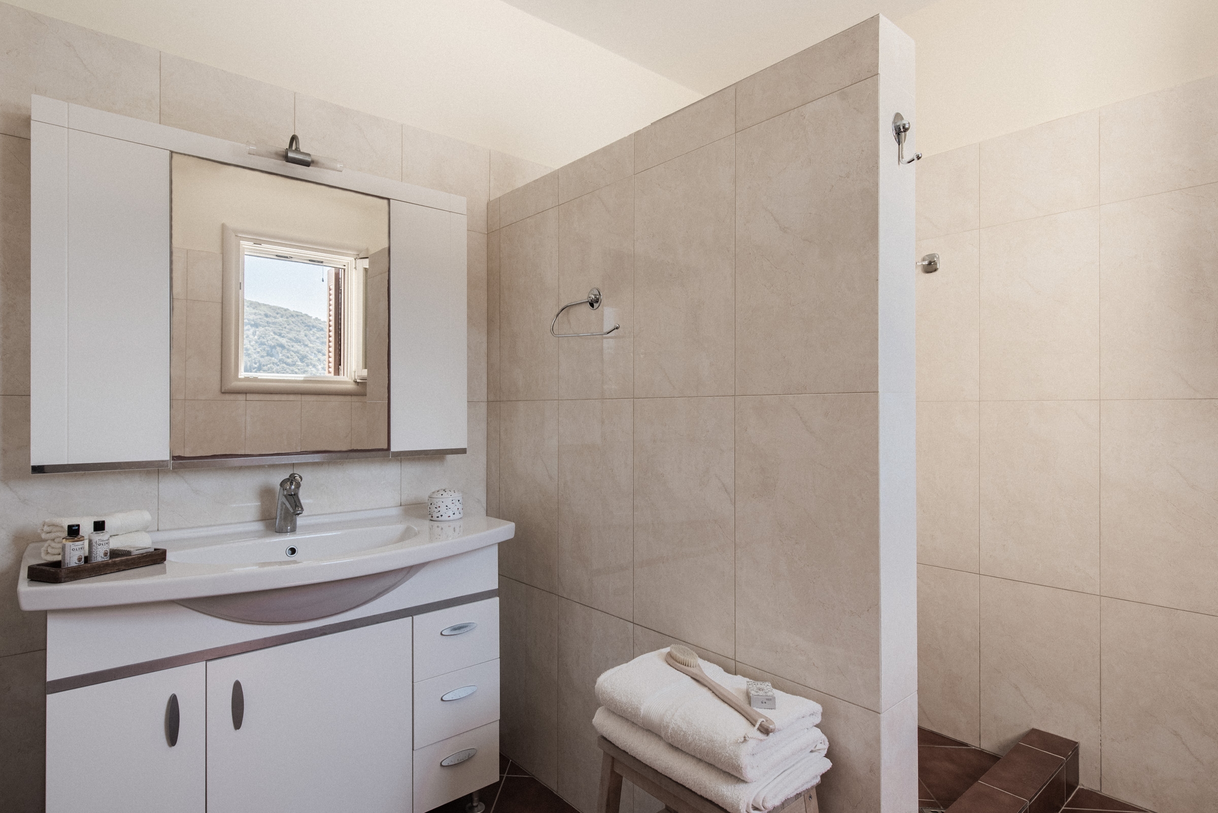 Bathroom of villa for rent on Ithaca Greece, Stavros