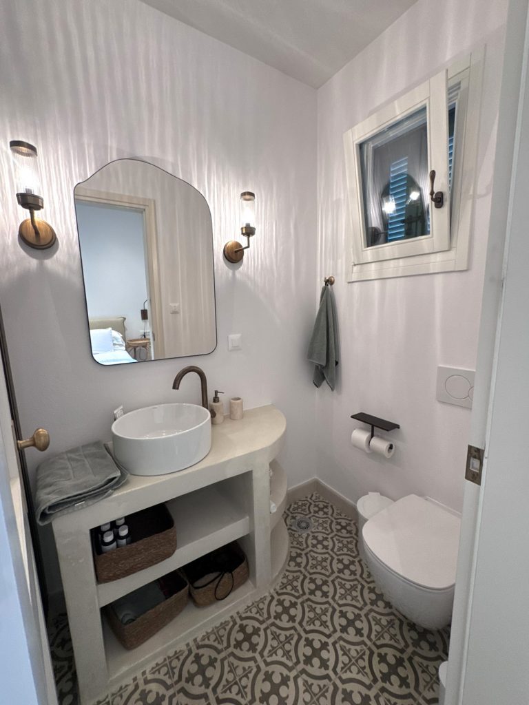 En-suite bathroom 1 of house renovated with project management in Ithaca Greece Vathi